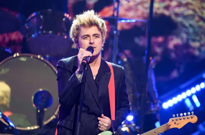 Billie Joe Armstrong, Perry Farrell'in Green Day'i 'Erkek Grubu' Olarak Görmediğini, Grubun '94 Lollapalooza Kadrosundan Çıkarılmasını Engellemeye Çalıştığını Söyledi