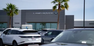 İngiliz otomobil üreticisi Jaguar Land Rover, Trump’ın tarifeleri nedeniyle ABD’ye sevkiyatları durdurdu