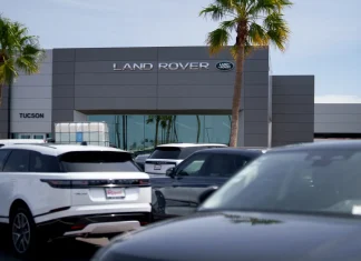 İngiliz otomobil üreticisi Jaguar Land Rover, Trump’ın tarifeleri nedeniyle ABD’ye sevkiyatları durdurdu