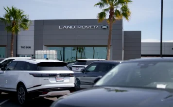 İngiliz otomobil üreticisi Jaguar Land Rover, Trump’ın tarifeleri nedeniyle ABD’ye sevkiyatları durdurdu