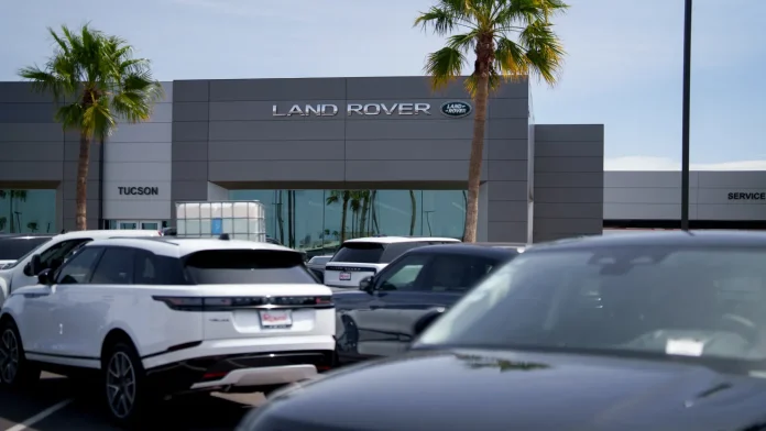 İngiliz otomobil üreticisi Jaguar Land Rover, Trump’ın tarifeleri nedeniyle ABD’ye sevkiyatları durdurdu
