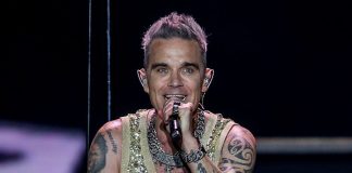 Robbie Williams Kameraya değil Gözüme Bakın