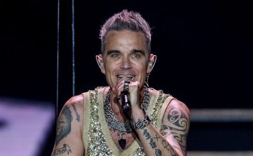 Robbie Williams Kameraya değil Gözüme Bakın